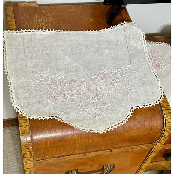 Vintage Hand  Embroidered 3-piece Dresser Scarf Table Runner Linen Flowers Pink - Picture 4 of 4